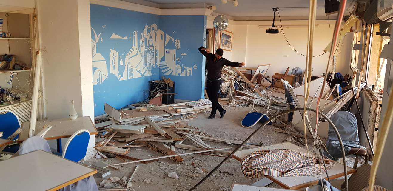 Mykonos Biennale 2015 - Film Festival -  Zeibekiko in Beirut 3 - screen shot