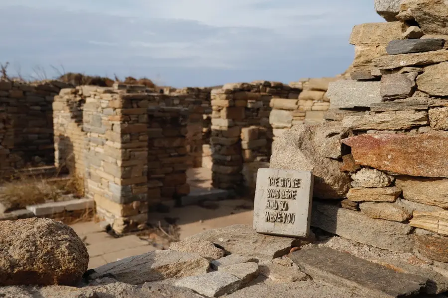 Mykonos Biennale  -  Moteiturkassi - screen shot